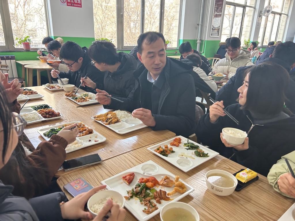 校领导深入联系班级开展“七进”工作