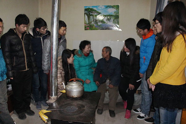 学子照顾老人二十载  师生佳节慰问献爱心——机电学院师生慰问爱心照顾二十年的孤寡老人孔繁云