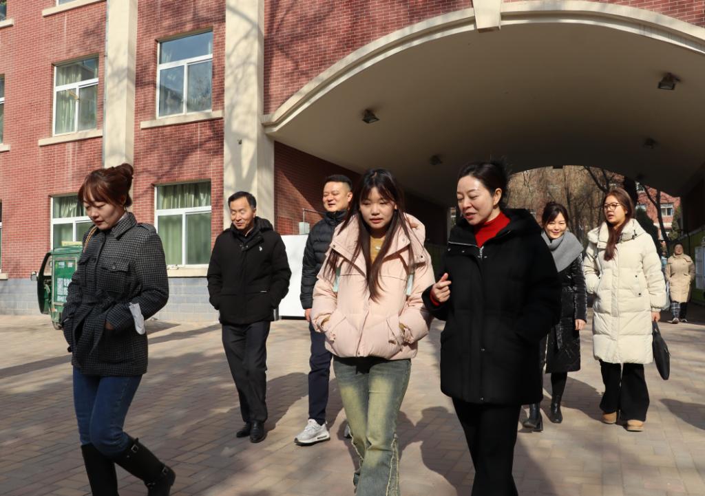 校领导深入艺术设计学院动画2401班开展“七进”工作