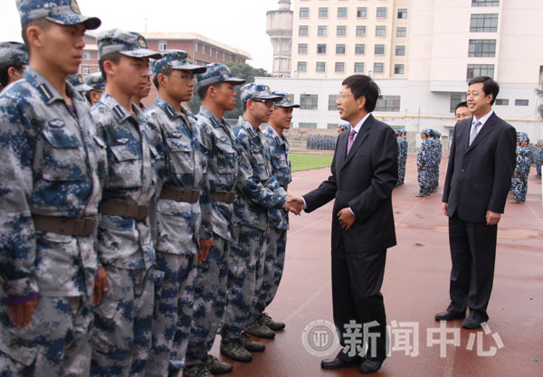军训专题：校长杨子江亲切慰问军训官兵
