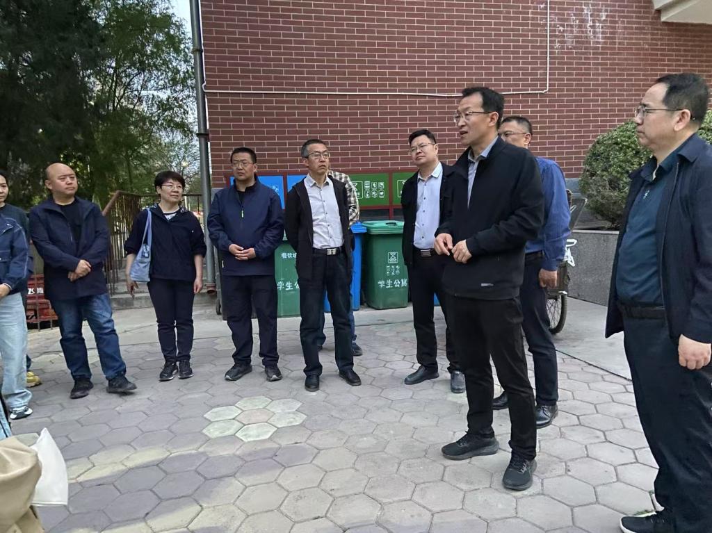 校领导带队开展研究生公寓安全检查工作