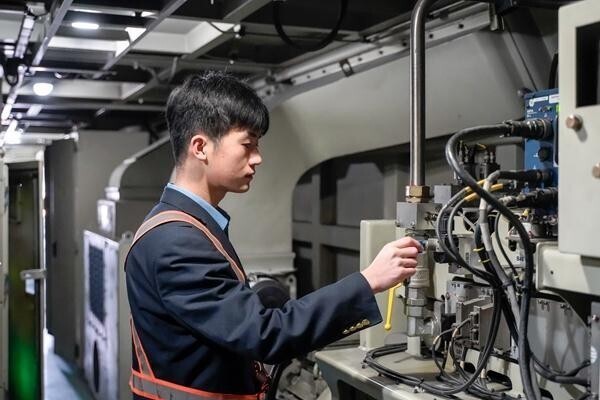 【校友风采】勇挑春运“大梁”的00后火车司机周志伟