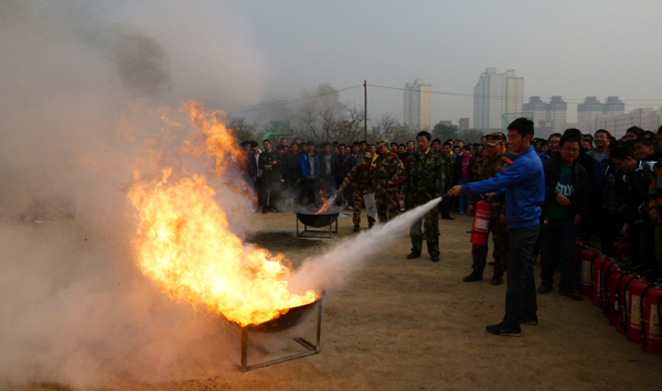 我校开展11·9消防安全宣传演练活动