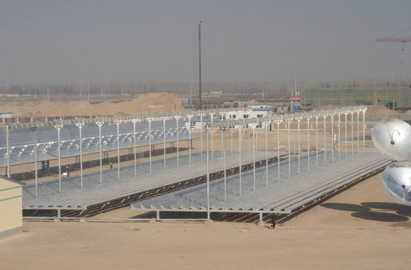 我国第一个槽式+线性菲涅尔式聚光太阳能光热发电试验示范系统并网发电