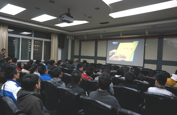 电信学院组织师生观看《榜样的力量》