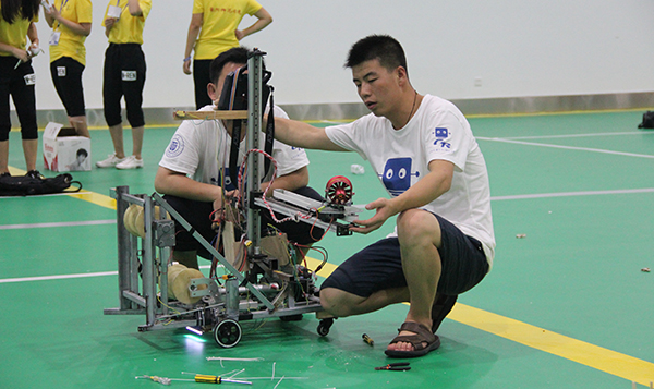 我校学生参加全国大学生机器人大赛