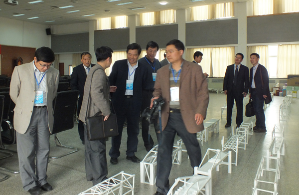 专家组视察我校结构设计大赛和工程测量大赛