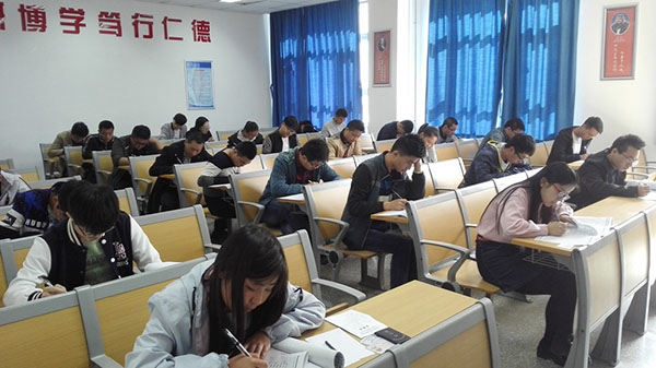 我校成人高等教育本科生申请学士学位英语水平考试圆满结束