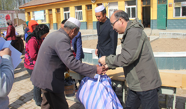 我校双联工作第二组赴康乐县开展慰问捐赠活动