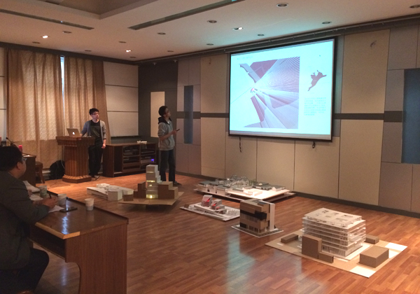 领导联系班级专题：副校长陈兴冲观摩学生建筑模型设计课