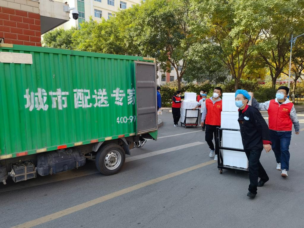 校领导深入学生公寓检查指导校外送餐工作