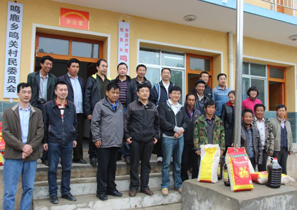 第四组干部开展“送温暖”活动