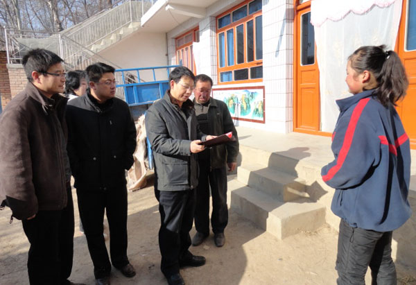 “双联”动态：副校长陈兴冲赴和政县三和镇慰问