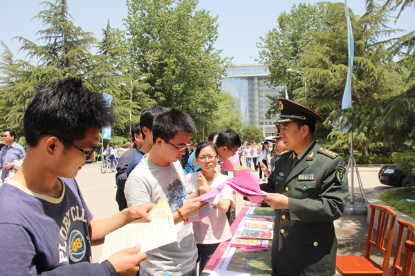 学校开展在校大学生征兵入伍宣传与咨询活动