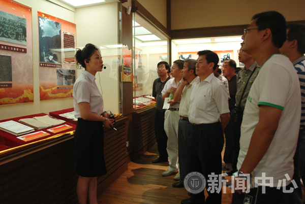 我校党员干部参观“纪念中国共产党成立90周年档案展览”