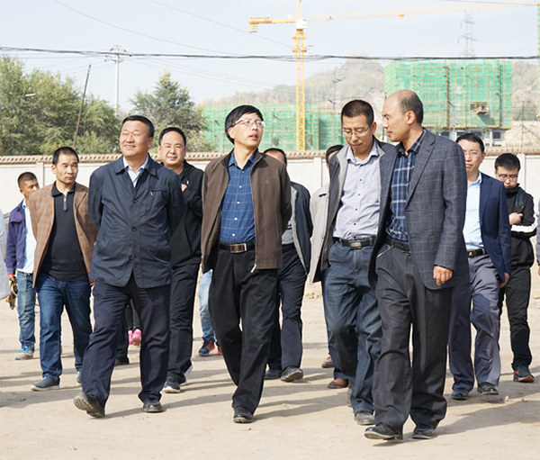 杨子江校长视察北校区体育运动场建设前期准备工作