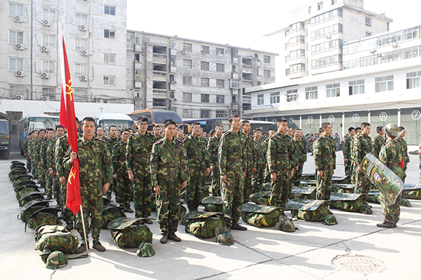 100名国防生参加省军区重点民兵分队紧急拉动演练
