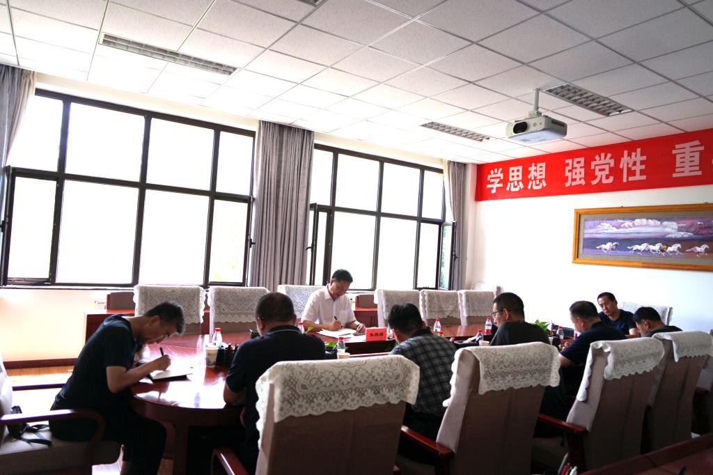 学校召开暑期后勤工作部署会