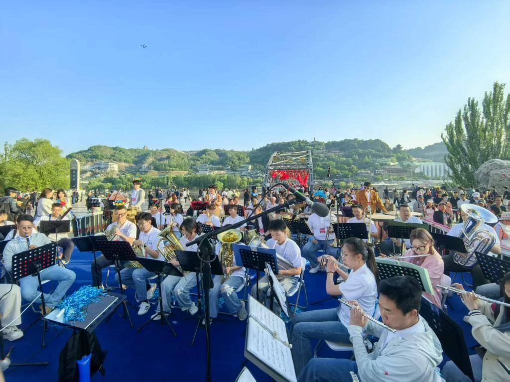 激昂乐声燃动黄河之滨 中山桥畔奏响青春乐章——我校大学生管乐团活力助威“兰马”