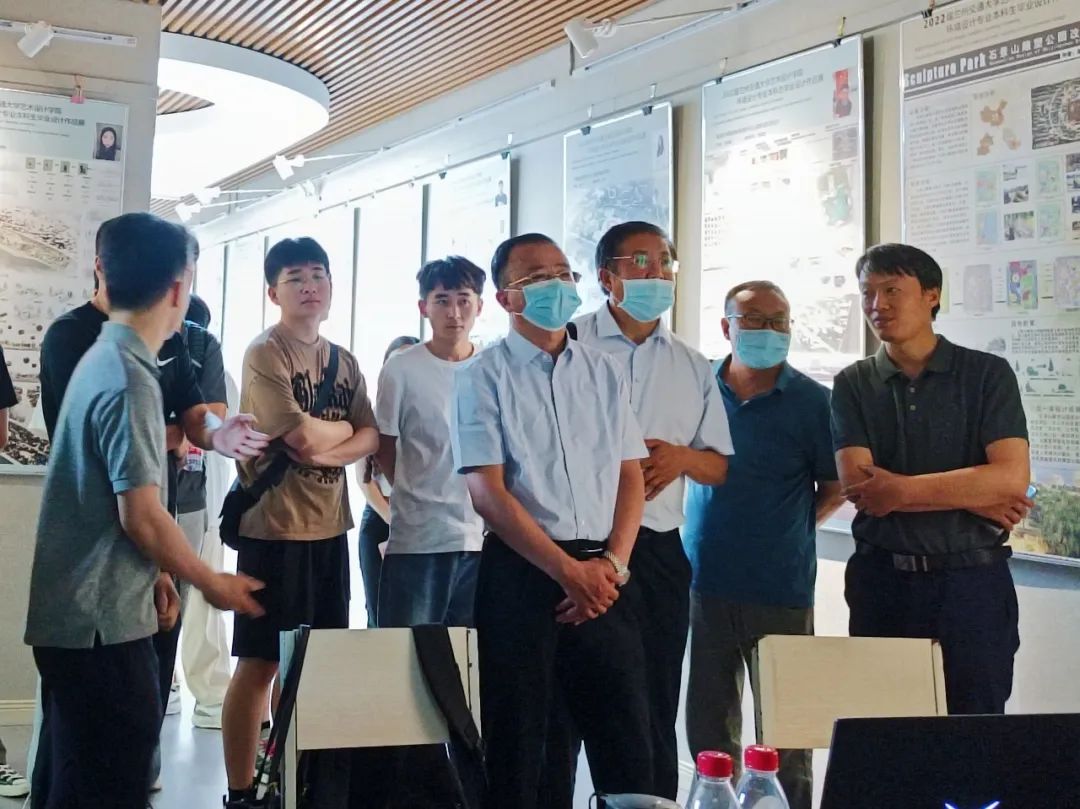 校领导参观指导艺术设计学院2022届本科生毕业作品展