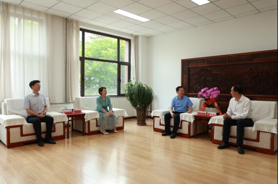 兰州市科协领导来我校慰问优秀科技工作者