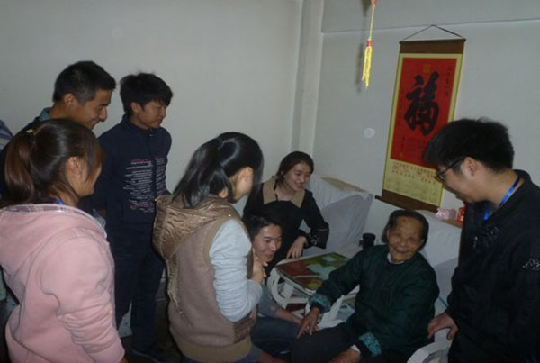 环境学院志愿者为孤寡老人送温暖