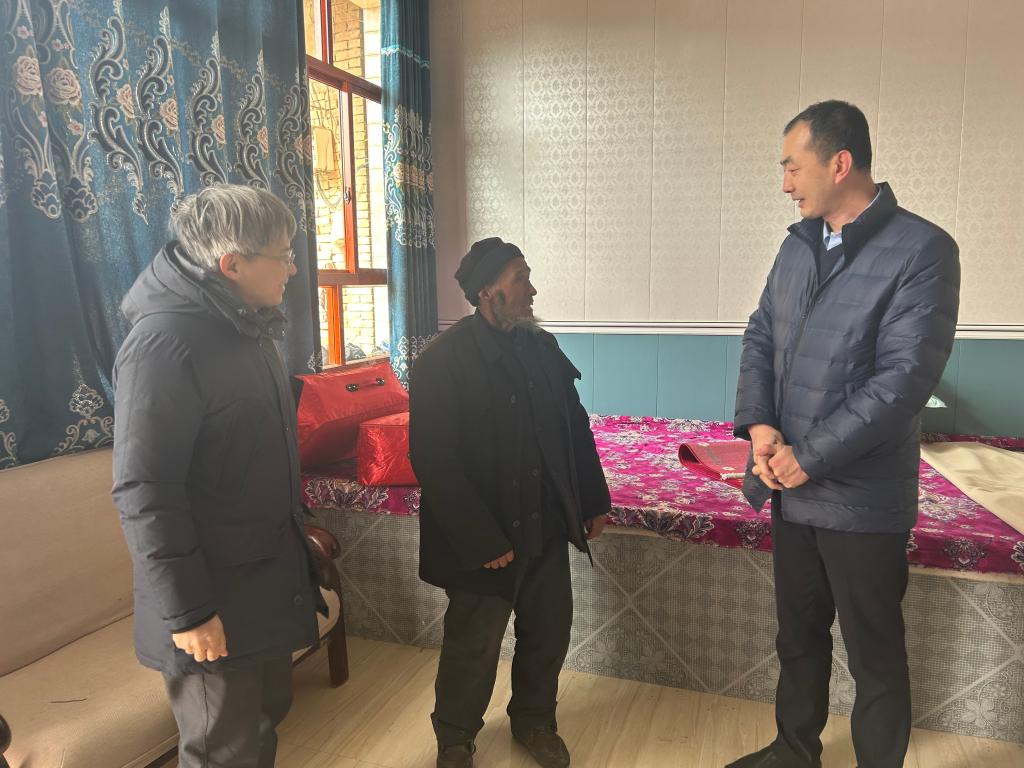 校领导入户开展关爱对象实地走访慰问活动