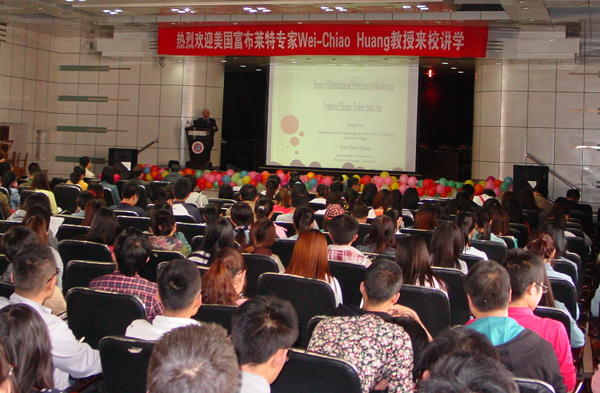 美国富布莱特项目专家黄维乔教授来校交流