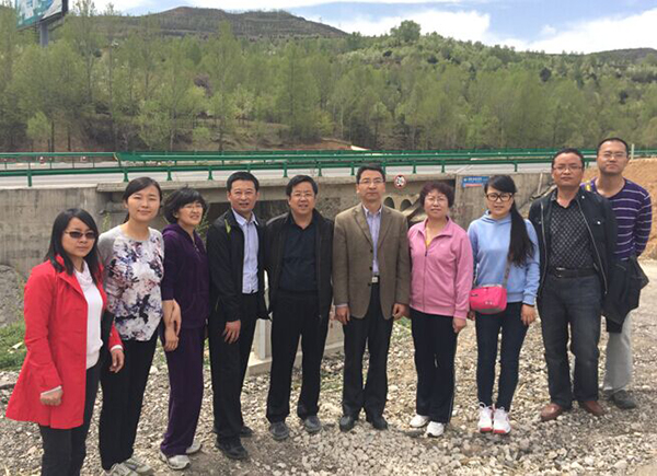 第三组赴和政县二甲村开展慰问活动