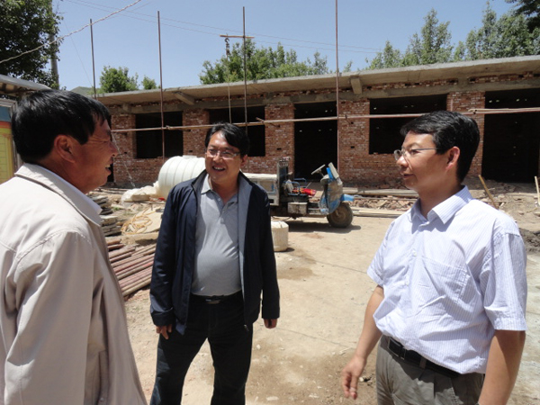 副校长陈兴冲看望驻村干部
