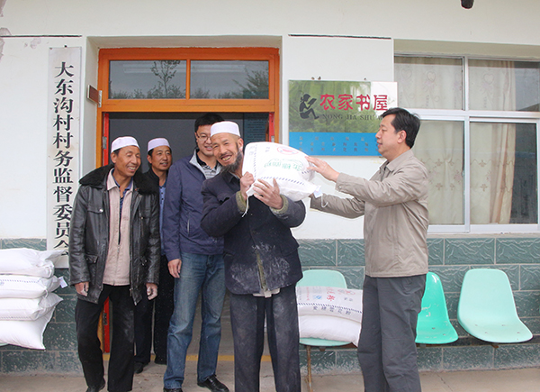 第八组赴康乐县鸣鹿乡大东沟村入户慰问