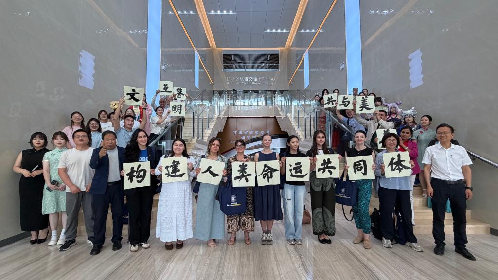 甘肃省国际交流员研习班一行走进学校开展访问交流活动