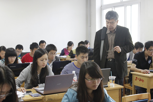 专家组深入课堂听课并视察毕业设计