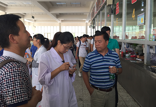 把关舌尖上的安全学校成立校园食品安全监督工作小组