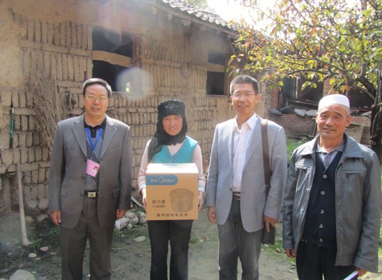 第九组赴村开展技术指导及慰问