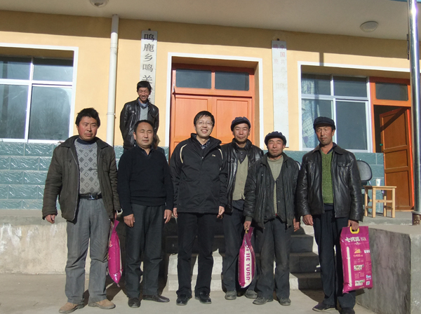 常务副校长杨子江赴康乐县鸣鹿乡慰问