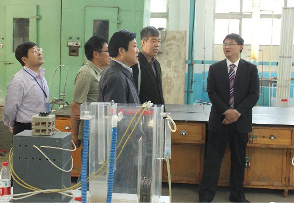 专家组视察实验室等设施