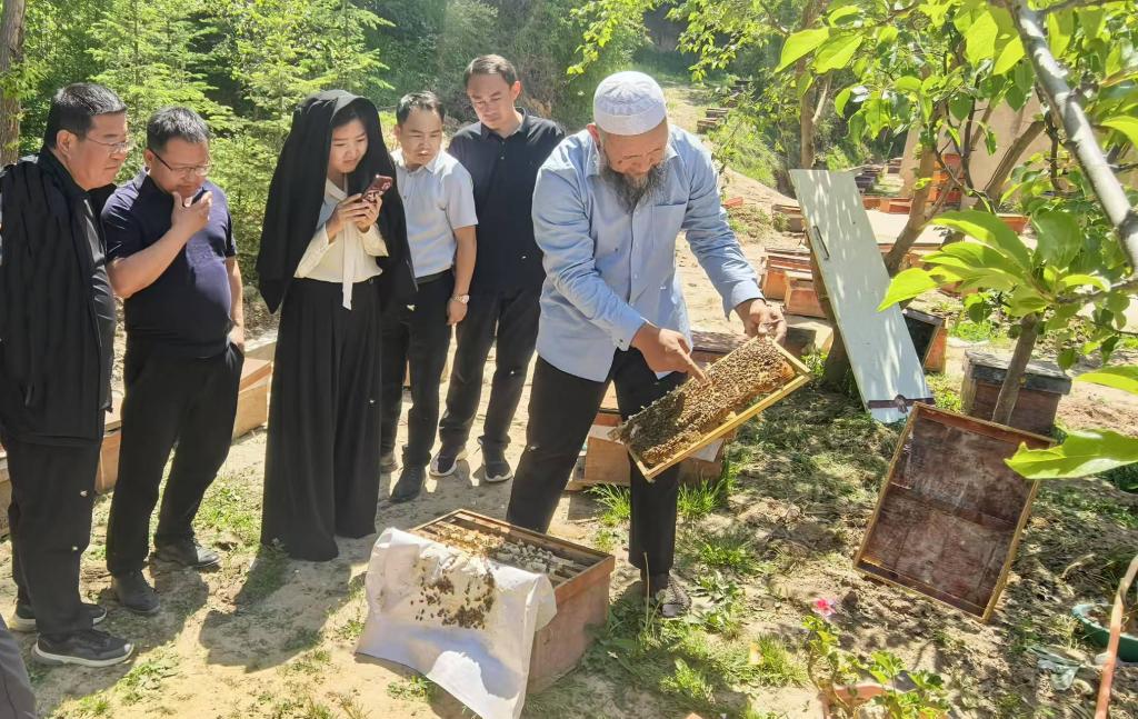 学校在八丹乡开展电商培训及产业调研