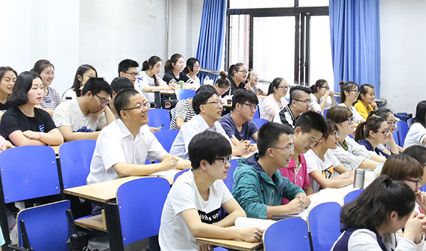 学校开展“校领导听课月”活动，杨子江校长深入课堂听课