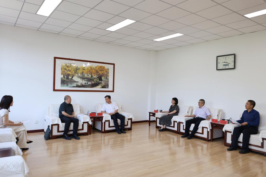 中央统战部党外院士专家与留学人员国情考察服务团莅临我校开展考察服务