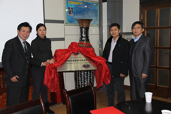 我校与美国塞普拉斯半导体公司签约共建PSoC联合实验室与培训中心