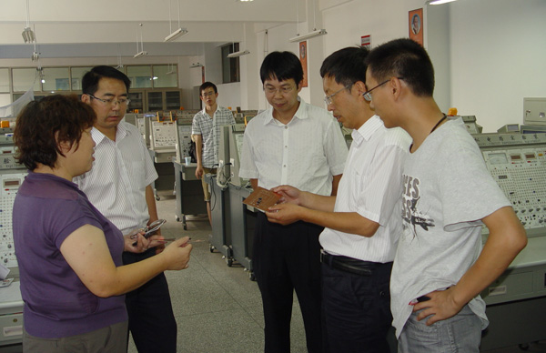 杨子江副校长视察我校全国大学生电子设计竞赛赛场