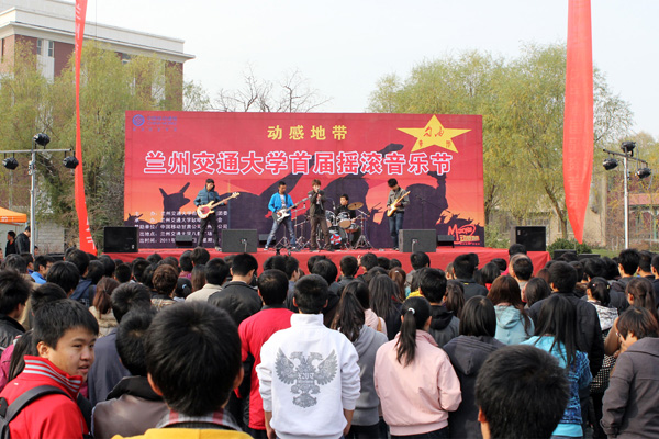 首届摇滚音乐节千名大学生同场激情High