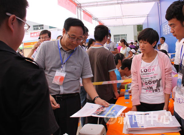 校长任恩恩视察新生入学报到工作