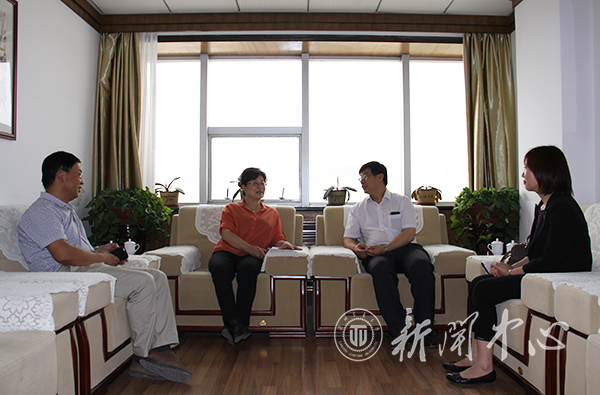 北京大学黄建滨教授英国皇家化学会宋冠群博士来校讲学