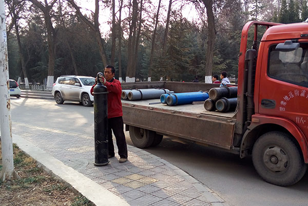   学校对实验室气瓶进行安全检测