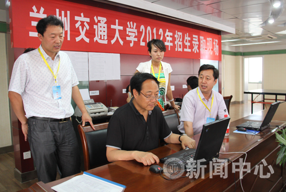 校长任恩恩视察我校招生录取工作