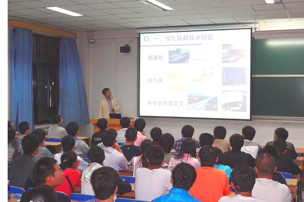 王良璧教授为本科生举办讲座勉励多读书