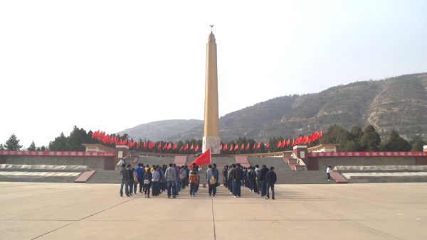 环境学院党团组织联合开展清明扫墓活动