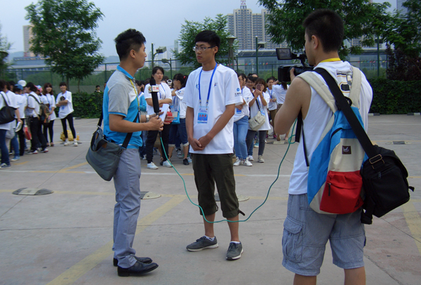 我校两百余名学子参与兰州马拉松志愿服务工作获好评